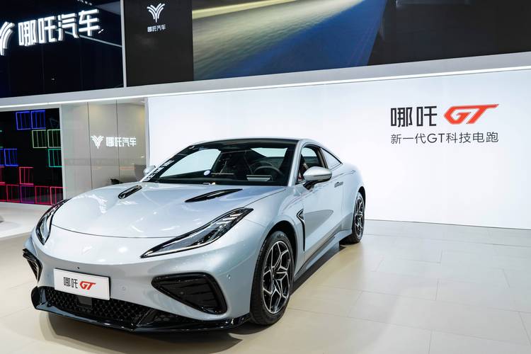 成都57哪吒汽车在智能汽车领域的表现，领途汽车在新能源汽车市场中的影响力